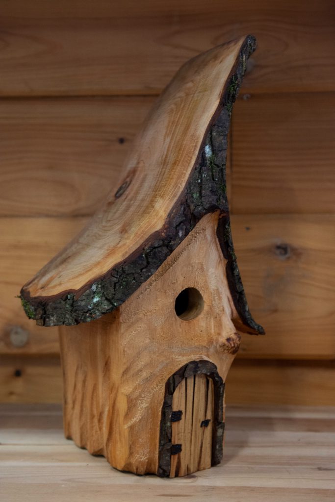 Modèle Unique
Nichoir réalisé à la tronçonneuse. Idéal pour les mésanges
Bois d’aulne