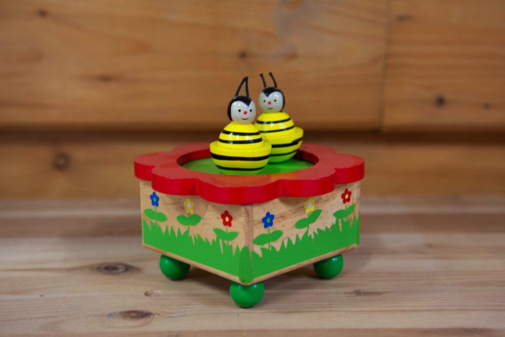 Actionnez la boite à musique et regardez les deux personnages danser au rythme de la mélodie.
Conçue pour les petites mains
Un cadeau parfait qui émerveillera les petits et les accompagnera dans leur chambre avec une mélodie réconfortante et relaxante. Elle ravira enfants et parents.
Cet article est sujet à des avertissements et consignes de sécurité spécifiques