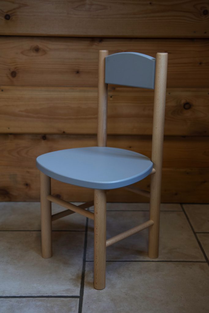 Très belle chaise en pin
Design neutre en pin naturel– Pour les filles et les garçons
Hauteur d’assise optimale : avec une hauteur de 26,5 cm convient pour les enfants – Dossier à 24 cm de hauteur
Robuste et résistant
La surface vernie permet un nettoyage facile
Peut également servir comme objet décoratif
Utilisable également comme support pour plantes dans votre salon ou véranda