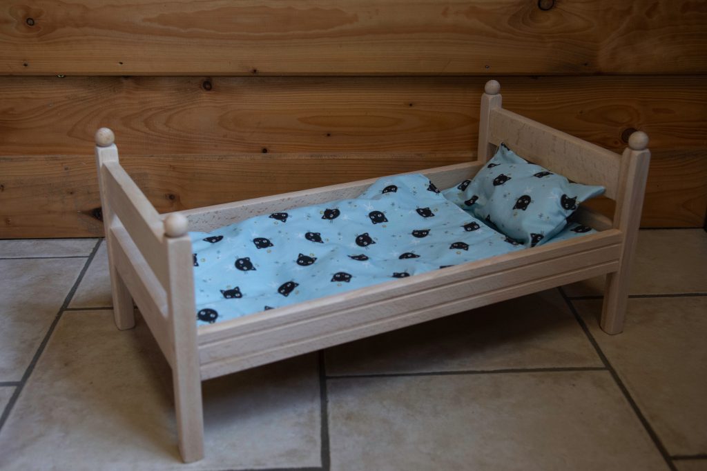 Ce petit lit avec son oreiller et sa couette intégrée sera parfait pour jouer à la maman.
Il saura ravir les petites filles et laissera place à leur imagination.