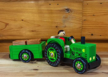 Tracteur vert avec ballot de foin
