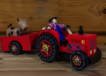 Tracteur rouge avec fermier et vache