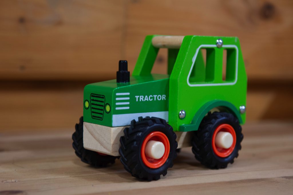Utilisation de peintures non dangereuses, ce qui facilite le nettoyage.
Convient également pour les jeux en plein air grâce à de gros pneus en caoutchouc.
Fabriqué en bois robuste