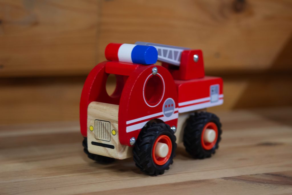 Utilisation de peintures non dangereuses, ce qui facilite le nettoyage.
Une belle voiture de pompiers en rouge vif
Convient également pour les jeux en plein air grâce à de gros pneus en caoutchouc.
Fabriqué en bois robuste