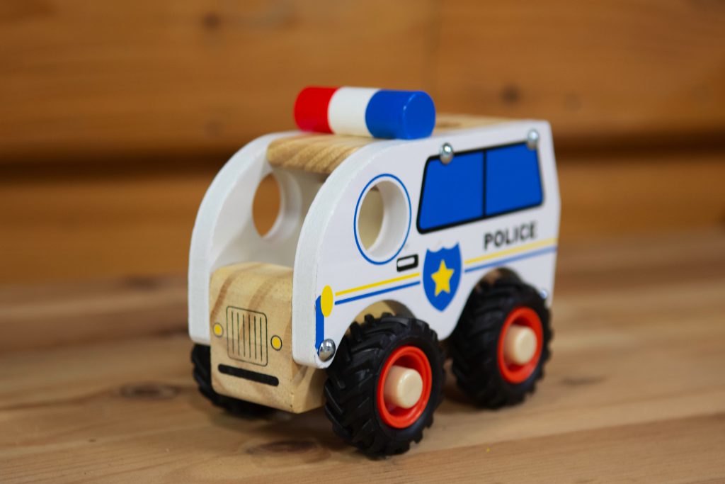 Utilisation de peintures non dangereuses, ce qui facilite le nettoyage.
Cette voiture en bois est extrêmement robuste, solidement fabriquée et donc particulièrement durable.
Convient également pour les jeux en plein air grâce à de gros pneus en caoutchouc.
Favorise la créativité de l'enfant.
Un cadeau parfait pour tous les futurs policiers