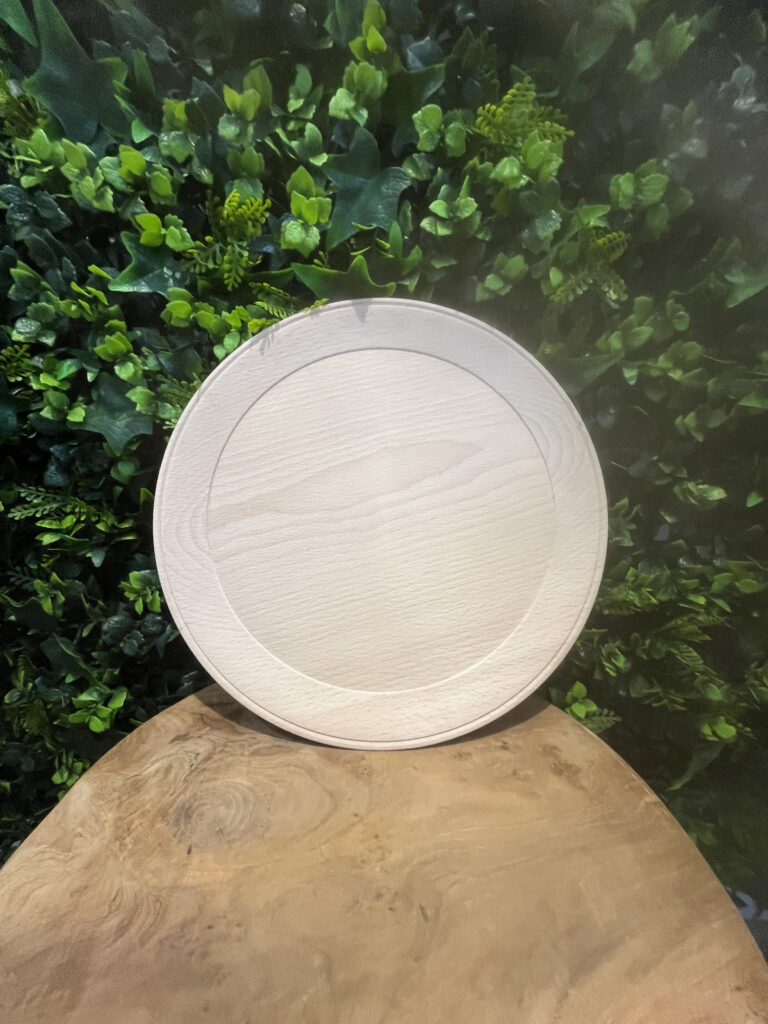 Assiette ou plat en bois de hêtre naturel.
Diamètre 28 cm
