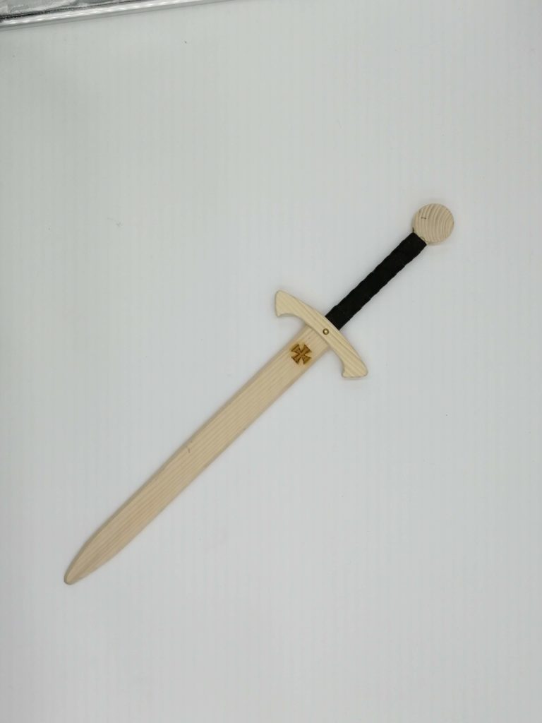Epée en bois de hêtre
Naturel
L'accessoire parfait pour votre petit chevalier ou pirate
Idéal pour les soirées déguisées, le carnaval, les fêtes médiévales
