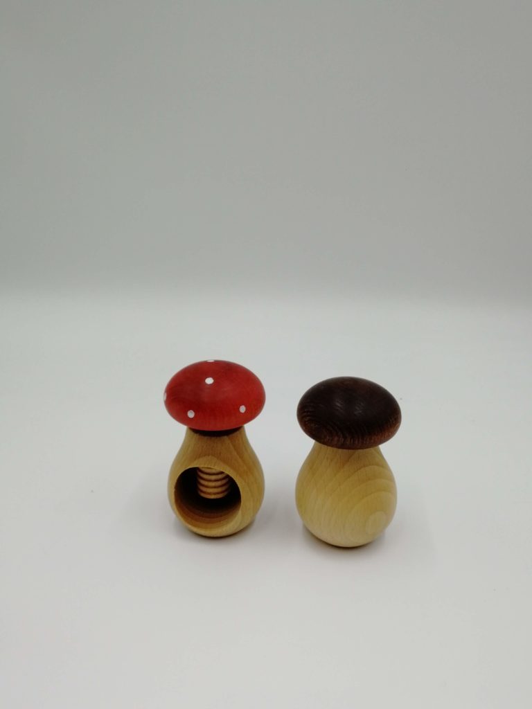 Matière : Bois de Hêtre de forêts européennes
Très joli design pour ce casse-noix original.
Utilisable pour les noix et amandes
Pratique et fonctionnel