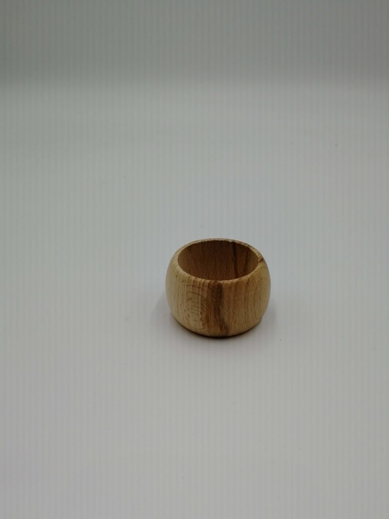 Conçu en bois de hêtre
Solide et esthétique
A offrir avec le prénom pour un cadeau original et utile.
Pour embellir votre table.