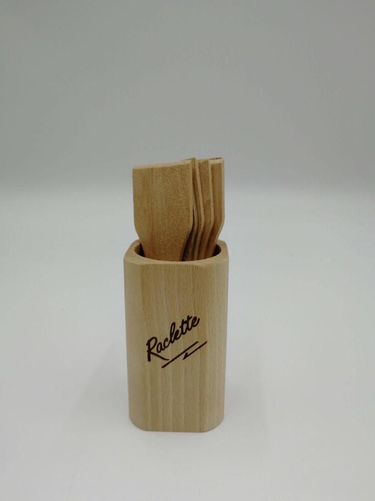 Pour des spatules à raclettes toujours à portée de main et faciles à retrouver.
Très joli pot pyrogravé « Raclette ».