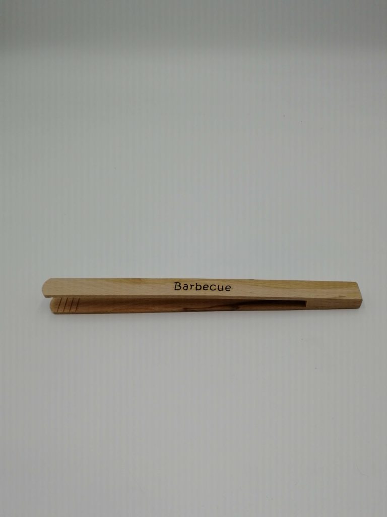 En bois hêtre. Empreinte écologique.
Gravé avec inscription « Barbecue ».
Le bois n'endommage pas votre batterie de cuisine
Un cadeau utile pour les maîtres des grillades