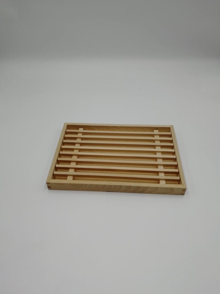 La planche à découper ajoutera une décoration attrayante à votre cuisine.
Le bois massif de hêtre naturel garde vos lames de couteaux bien aiguisées.
Les miettes sont récupérées par le bas pour un nettoyage plus simple.
La planche à découper est facile à laver. Vous pouvez soit essuyer avec un chiffon humide, soit le laver à la main. Sécher ensuite.
Ne passe pas au lave-vaisselle.