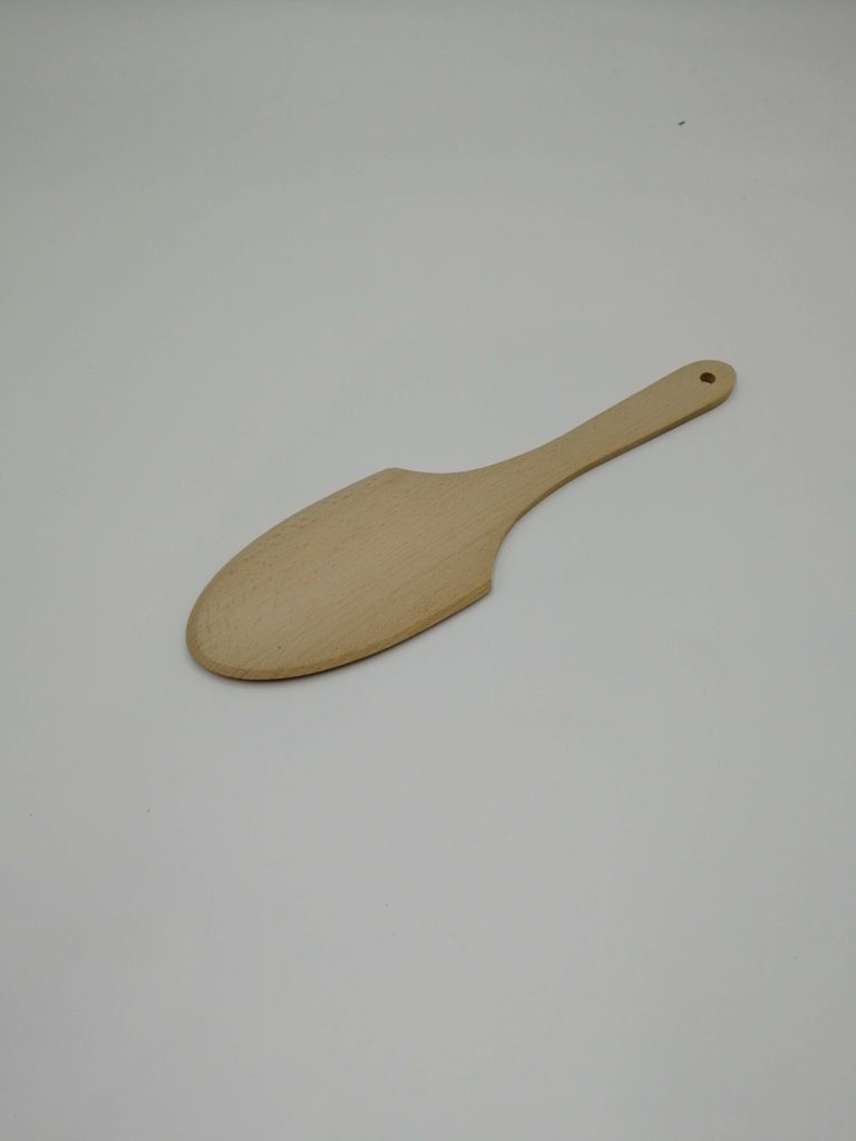Ustensiles de cuisine écologiques. Hêtre non-traité.
Antibactérien, des études ont montré que des ustensiles en bois (contrairement à ceux en plastique) montrent une propriété, antibactérienne naturelle.
ENTRETIEN : La façon la plus rapide et la plus simple de nettoyer est de la passer à l’eau et laisser sécher.