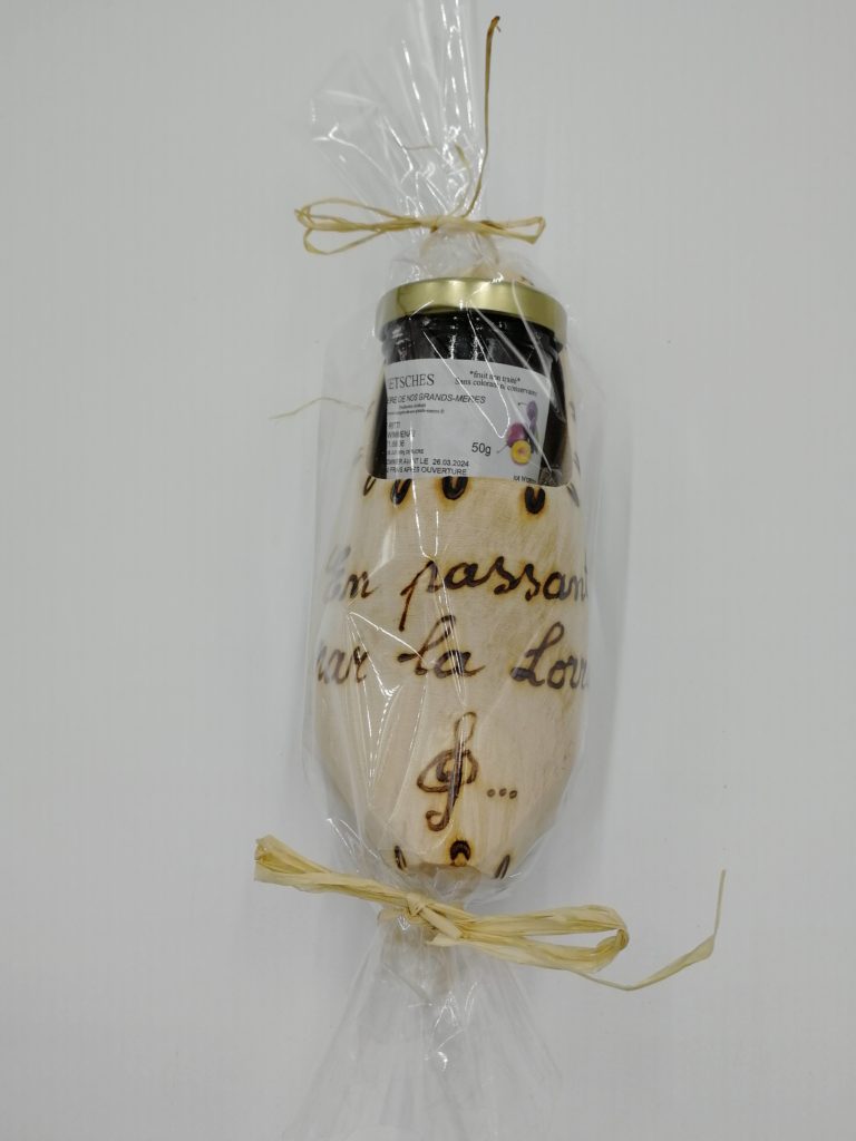 Sabot garni avec confiture faite par un artisan local.
Le sabot est emballé dans du cellophane pour un cadeau sympa et utile.
