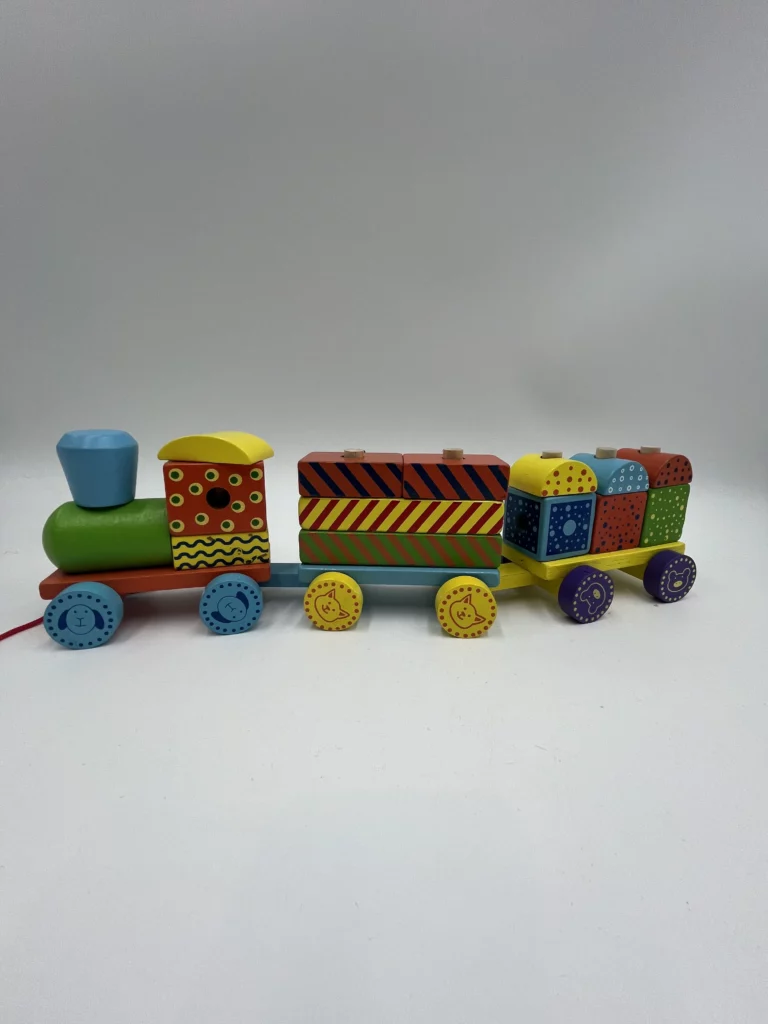 Ce train à empiler en bois permet aux enfants de jouer en apprenant les formes et les couleurs.
La locomotive et les deux wagons sont chargés de 15 blocs en bois aux couleurs vives : rouge, jaune, vert et bleu.
Permet aux enfants de construire, d’empiler, d’imaginer, d’inventer, de manipuler et de créer.
C’est train un cadeau idéal pour les enfants de 2 à 4 ans.