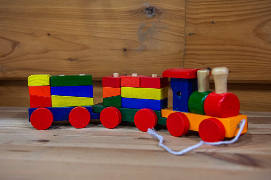 Ce train à empiler en bois permet aux enfants de jouer en apprenant les formes et les couleurs.
La locomotive et les deux wagons sont chargés de 15 blocs en bois aux couleurs pastel.
Permet aux enfants de construire, d’empiler, d’imaginer, d’inventer, de manipuler et de créer.
C’est train un cadeau idéal pour les enfants de 2 à 4 ans.