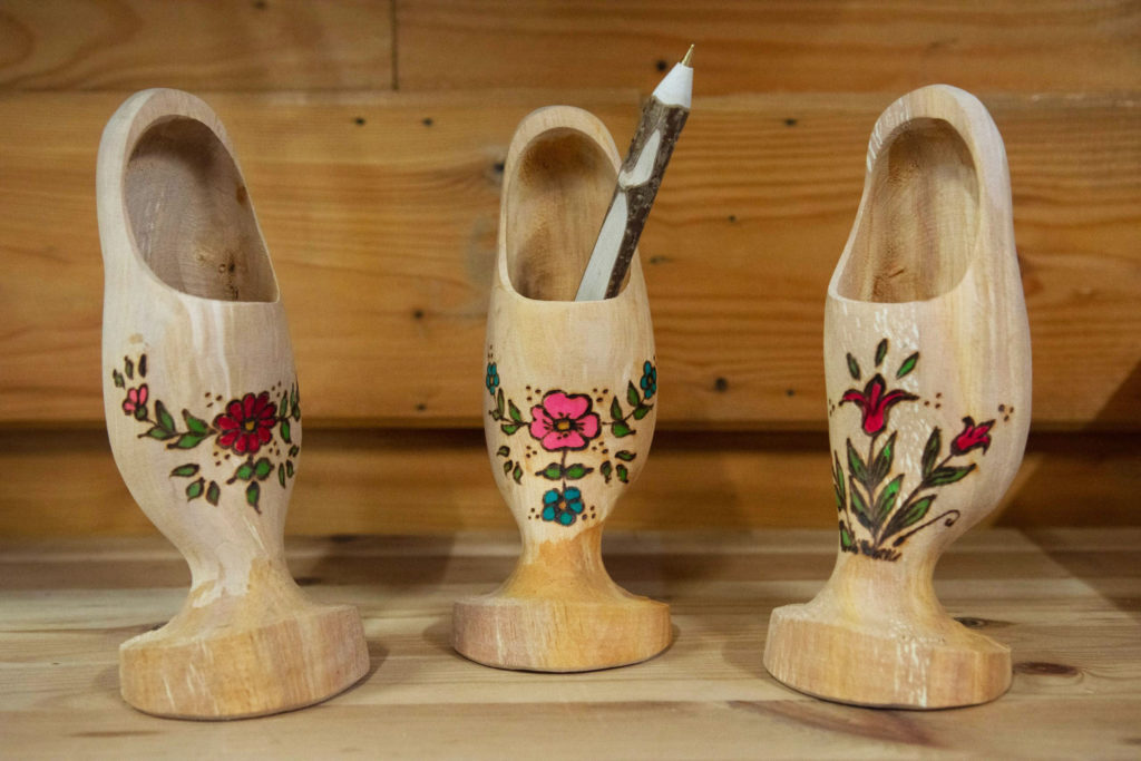 Sabot porte-stylos en bois d’aulne
Pour éviter de laisser traîner vos stylos
Une idée de cadeau originale