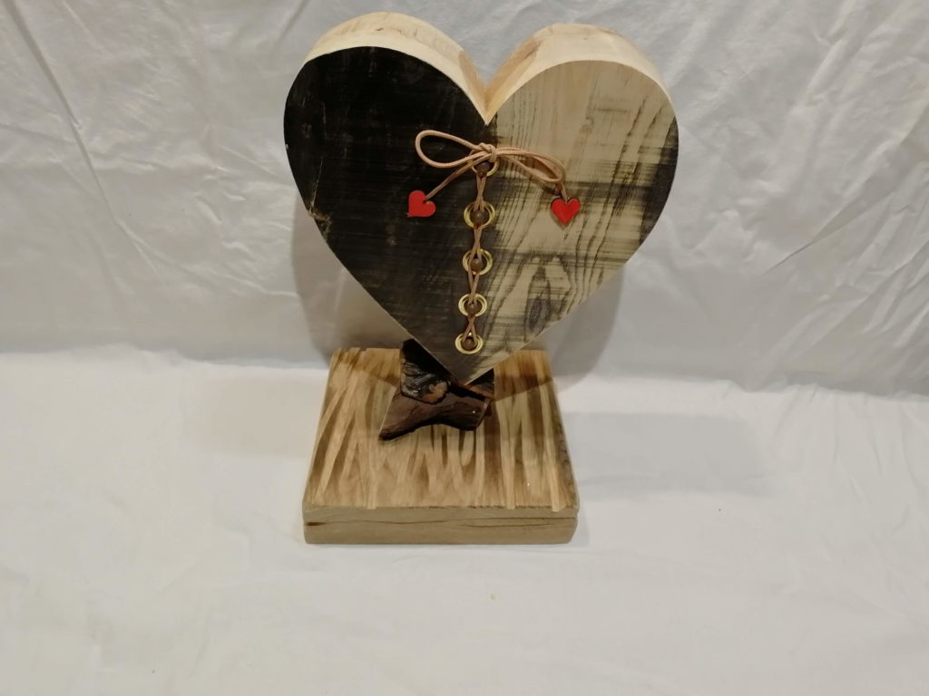 COEUR EN BOIS AVEC PETITS COEURS ROUGES