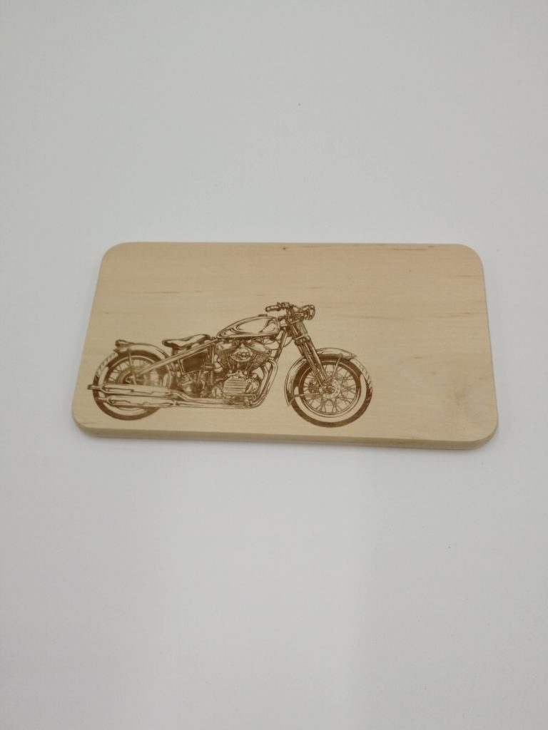 Planchette apéro en aulne.
Décor moto.
Dimensions : 22 X 12 X 1,5