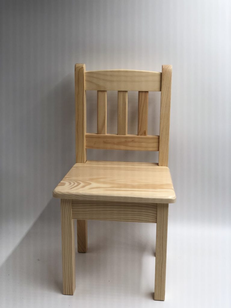 CHAISE EN PIN VERNIE