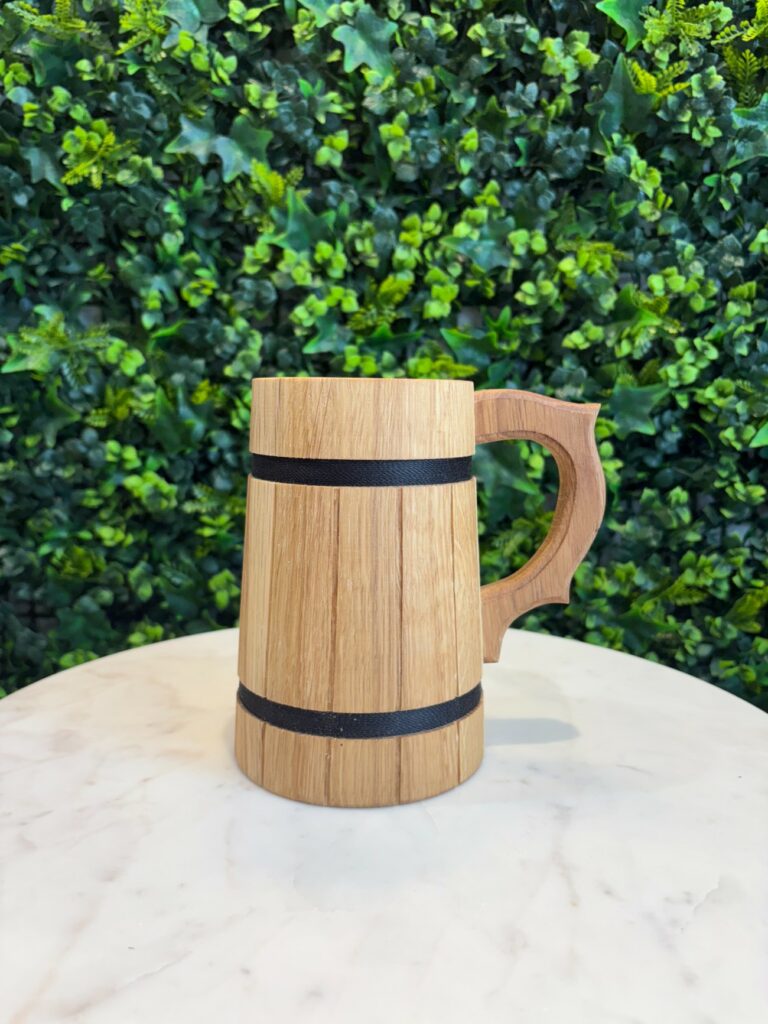 Chope artisanale en chêne massif, personnalisable par gravure laser. Intérieur bois, demi-litre. Cadeau unique et original.