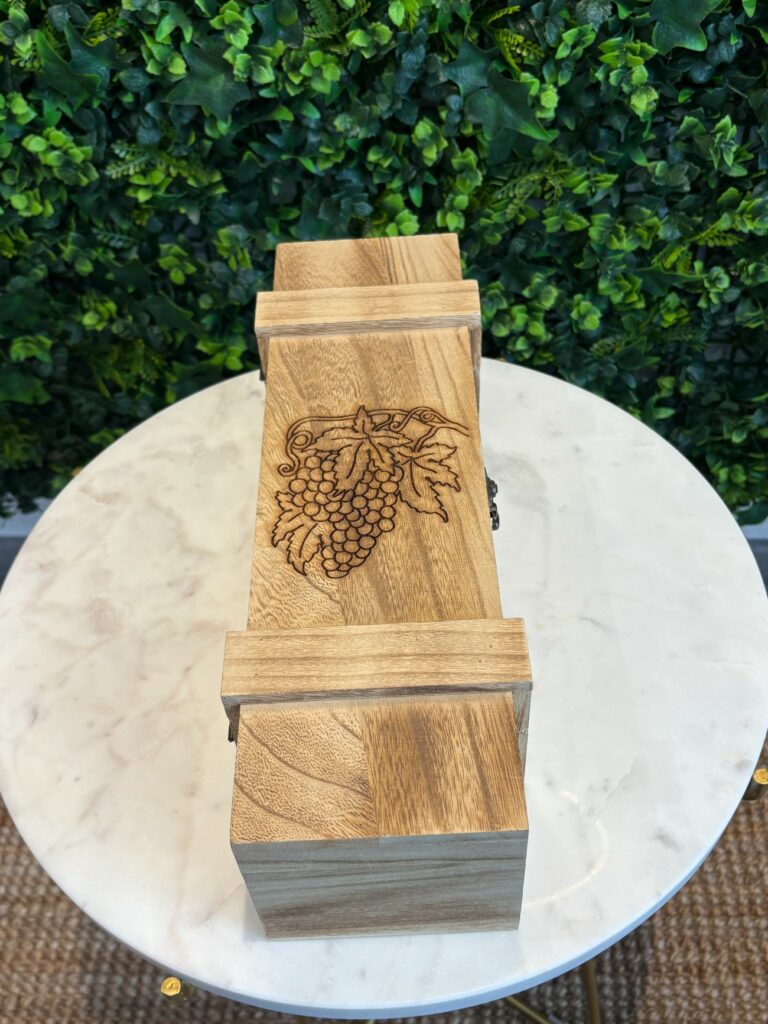 Coffret bouteille en pin gravé au laser, personnalisable avec motif, prénom ou logo. Fabrication artisanale. Existe en version 2 bouteilles.