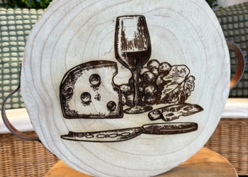 Plateau en bois avec poignées cuir – Gravure artisanale