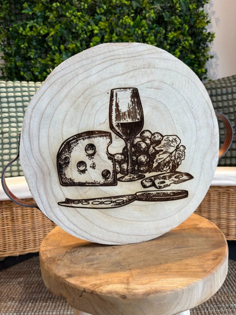 Plateau en tranche de bois naturel avec poignées cuir, personnalisable par gravure laser. Idéal pour service ou décoration.